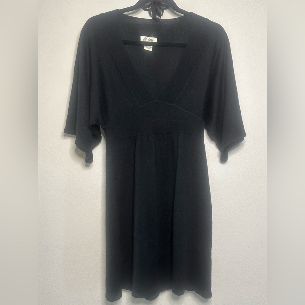 Sz L Black Low Cut, Wide Half Sleeve Sexy Dress! Pre-owned EXCELLENT Condition!